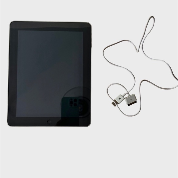 Apple A1219 iPad 1st Gen 16GB WiFi Silver and Black with Charging Cord - Picture 2 of 6